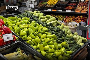 Овощи и фрукты на прилавке продуктового магазина