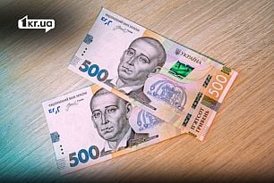 Две банкноты номиналом 500 гривен на столе