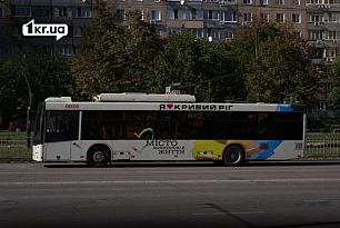 Троллейбус едет по улице Кривого Рога
