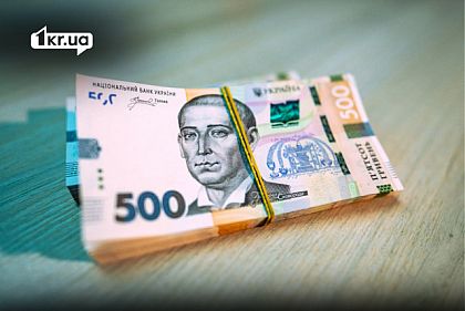 Пачка украинских банкнот номиналом 500 гривен на столе
