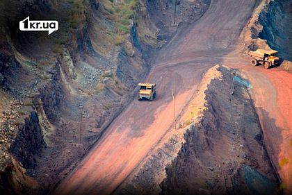 Карьерные самосвалы работают в карьере Кривого Рога