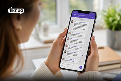 Женщина держит смартфон с открытым родительским чатом в Viber