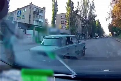 Стоп-кадр с видеорегистратора: водитель ВАЗ не пропустил пешеходов на переходе на улице Магистральной в Кривом Роге