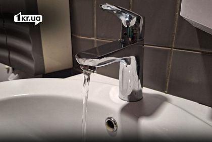 Вода течет из крана в раковину