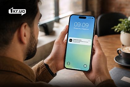 Мужчина держит смартфон с уведомлением от приложения «Дія» о расторжении брака