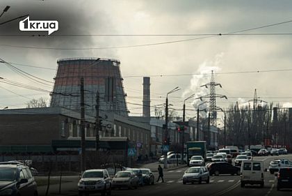Промышленные объекты «АрселорМиттал Кривой Рог» на фоне городской дороги в Кривом Роге