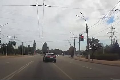 Автомобиль Audi проезжает на красный сигнал светофора в Кривом Роге