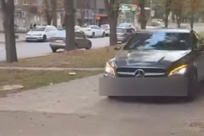 Mercedes-Benz едет по тротуару