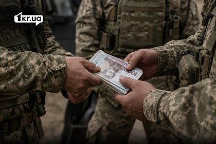 Военнослужащие ВСУ передают деньги из рук в руки