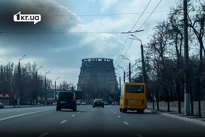 Городская дорога на фоне градирни «АрселорМиттал Кривой Рог»