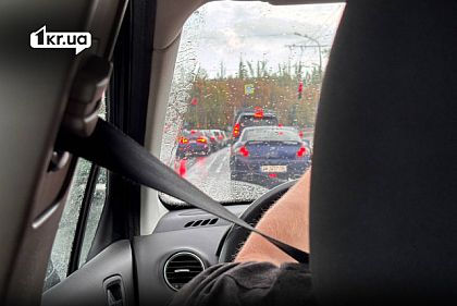 Водитель автомобиля за рулем во время дождя на дороге в Кривом Роге