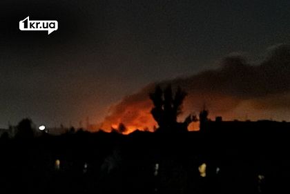 После атаки баллистическими ракетами над Кривым Рогом поднимается столб дыма и видна заря