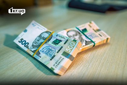 Пачки украинских банкнот номиналом 500 гривен на столе