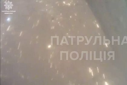 Стоп-кадр с бодикамеры патрульного, на котором видны разлетающиеся после взрыва обломки