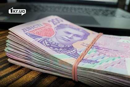 Пачка украинских гривен на столе