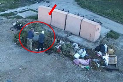 Горожане выбрасывают мусор рядом с контейнерной площадкой, нарушая правила благоустройства