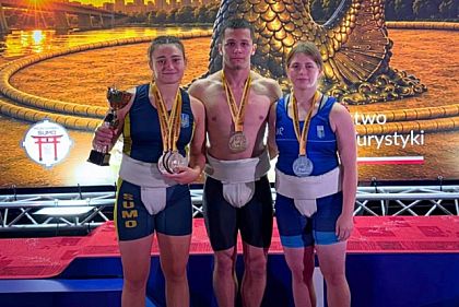 спортсменка Дарья Константинова во время награждения с другими спортсменами