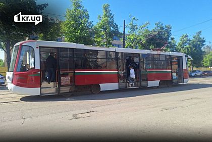 Трамвай с пассажирами на улице Кривого Рога