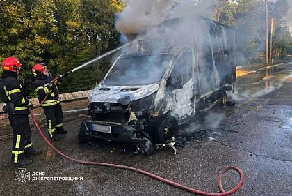 рятувальники гасять вантажівку
