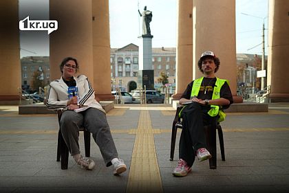 Журналистка «Первого Криворожского» и Василий Байдак на фоне памятника Владимиру Великому в Кривом Роге