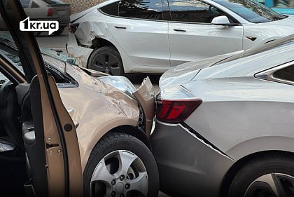 Пошкоджені автомобілі Honda, Tesla та Kia після ДТП на проспекті Миру у Кривому Розі
