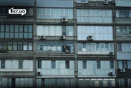 Фасад багатоповерхового житлового будинку із заскленими балконами та кондиціонерами