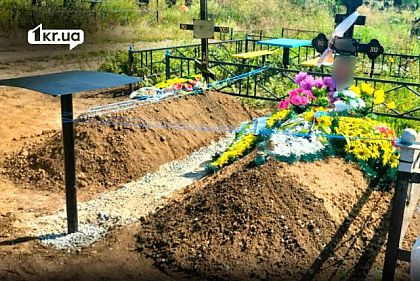 Могила отца криворожанки Елены и соседнее место захоронения другого человека на кладбище «Ново-Краматоровка»