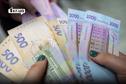 Украинские банкноты номиналом 500 и 1000 гривен в руках