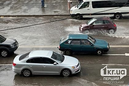 мокра дорога, по якій їдуть машини