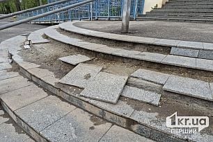 Опасная лестница: будет ли ремонтировать вход на пешеходный мост через реку Ингулец