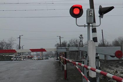 Водителям напоминают, как безопасно проезжать железнодорожные переезды