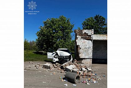 В Кривом Роге оштрафовали водителя, которая въехала в остановку и была нетрезвая