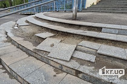 Небезпечні сходи: чи ремонтуватимуть вхід на пішохідний міст через річку Інгулець