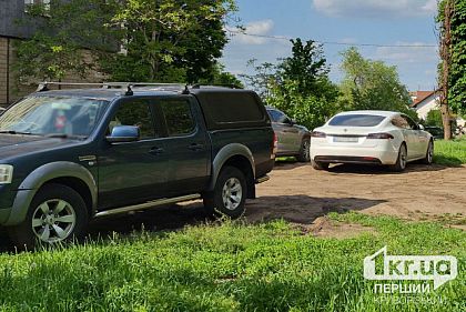 Паркування автомобілів на газонах: криворіжцям нагадують про шкоду довкіллю