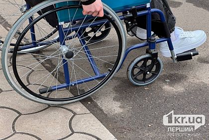 Перекинувся з крісла колісного: патрульні Кривого Рогу допомогли чоловіку з інвалідністю
