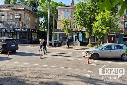 На 96 кварталі Кривого Рогу зіштовхнулися дві автівки: деталі