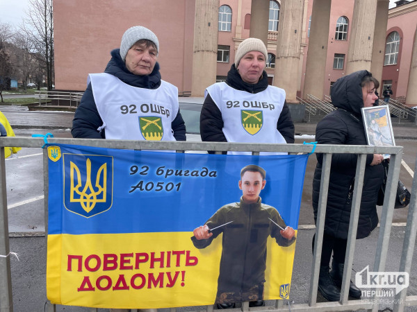 Містянка Валентина (зліва) та інша учасниця мирної акції Містянка Валентина (зліва) та інша учасниця мирної акції