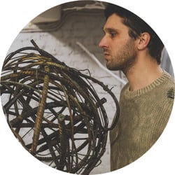 Митець Віталій Кравець зі своєю роботою «Перекотиполе» Митець Віталій Кравець зі своєю роботою «Перекотиполе»