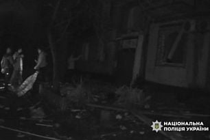 Патрульные Кривого Рога спасли пожилую женщину из поврежденного обстрелом дома