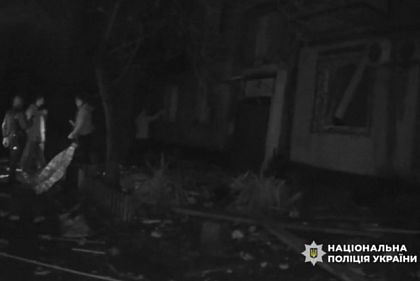 Патрульные Кривого Рога спасли пожилую женщину из поврежденного обстрелом дома