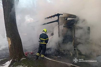 На проспекті Металургів у Кривому Розі горіла вантажівка з товаром