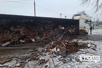Затруднено движение: в Кривом Роге перевернулась фура с металлом