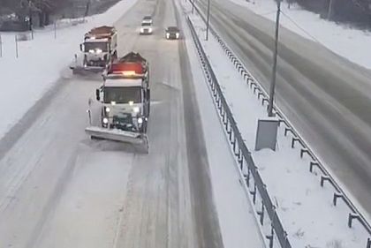 Скільки одиниць спецтехніки розчищають дороги Дніпропетровщини від снігу