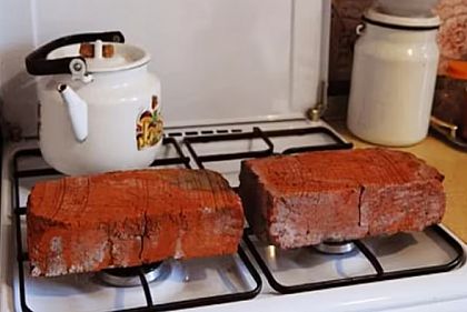 Криворожанам объяснили – почему нельзя для обогрева дома класть на плиту кирпич