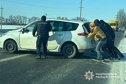 Снігова пастка на дорозі: поліцейські Дніпра допомогли родині