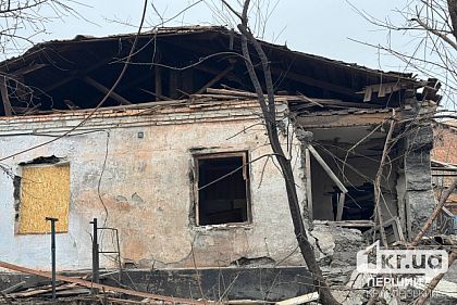 Криворізька пенсіонерка показала розтрощений будинок, в який вночі влучив безпілотник