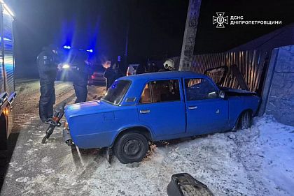 На Дніпропетровщині рятувальники деблокували водія з понівеченого авто після ДТП