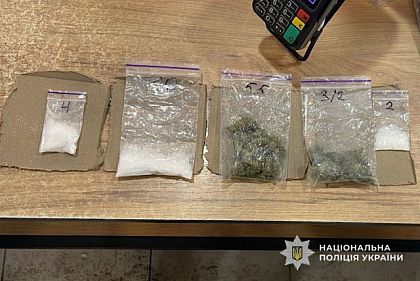 Криворожанка отримала підозру в збуті наркотиків через службу доставки