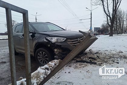 ДТП в Кривом Роге: автомобиль въехал в придорожное ограждение