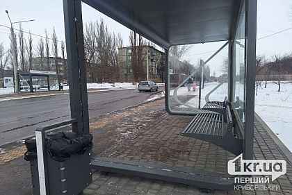 В Кривом Роге на остановке общественного транспорта разбили стекло
